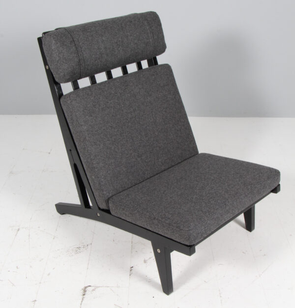 Hans J. Wegner højrygget lænestol model GE375, sortlakeret eg og Blazer fra Camira - Billede 2