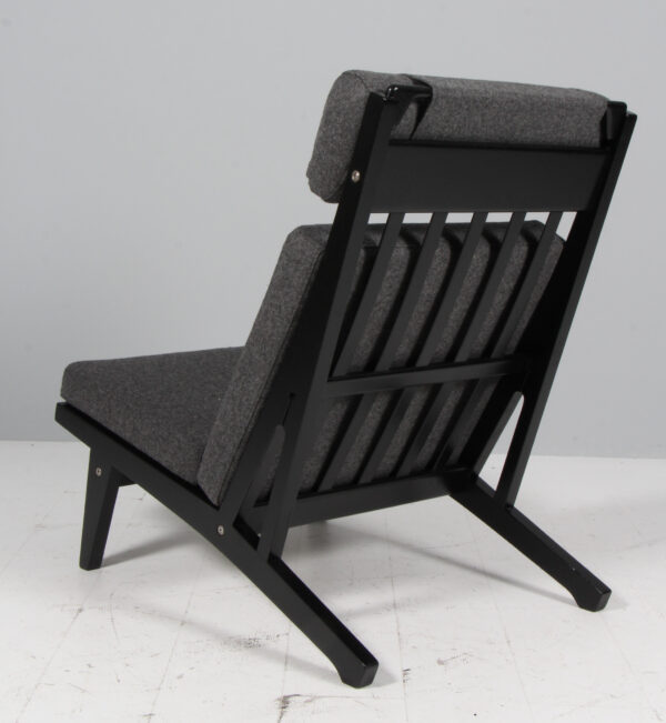 Hans J. Wegner højrygget lænestol model GE375, sortlakeret eg og Blazer fra Camira - Billede 3