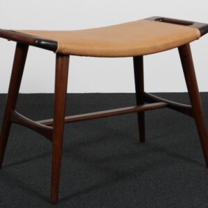 Hans J. Wegner klaverbænk af bejdset bøg og anilin læder. Model AP30