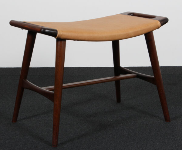 Hans J. Wegner klaverbænk af bejdset bøg og anilin læder. Model AP30