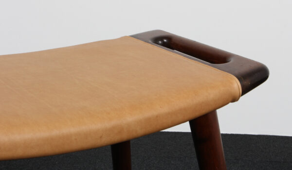 Hans J. Wegner klaverbænk af bejdset bøg og anilin læder. Model AP30 - Billede 3