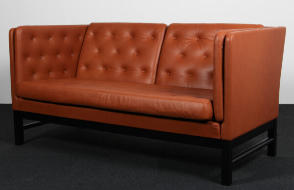 Erik Jørgensen to personers sofa, model EJ315, nybetrukket