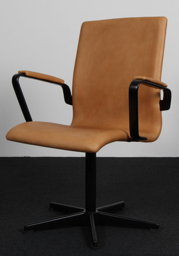 Arne Jacobsen Oxford armstol af vintage anilin
