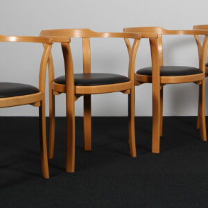 Farstrup sæt på fire armstole af bøg og anilin læder