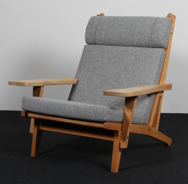Hans J. Wegner højrygget lænestol model GE375, sæbebehandlet eg og Hallingdal