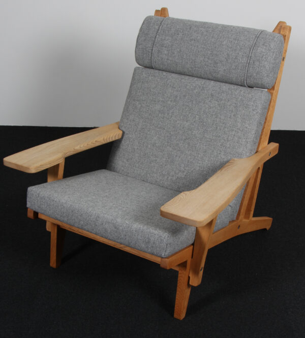 Hans J. Wegner højrygget lænestol model GE375, sæbebehandlet eg og Hallingdal - Billede 2