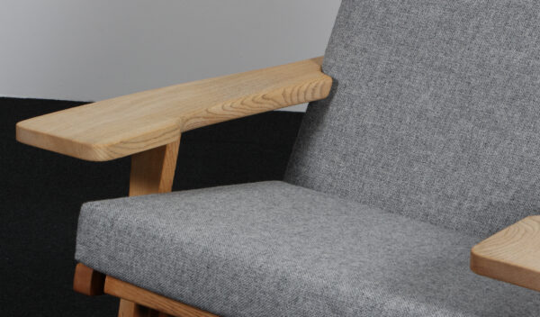 Hans J. Wegner højrygget lænestol model GE375, sæbebehandlet eg og Hallingdal - Billede 5