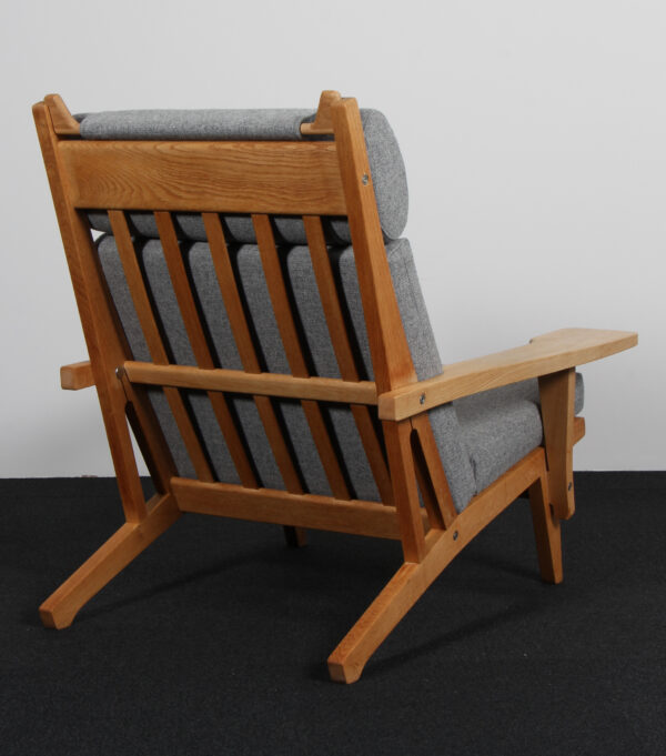 Hans J. Wegner højrygget lænestol model GE375, sæbebehandlet eg og Hallingdal - Billede 3