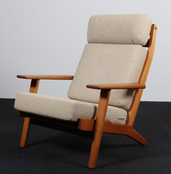 Hans J. Wegner Højrygget lænestol, model Ge290A. Eg og Hallingdal