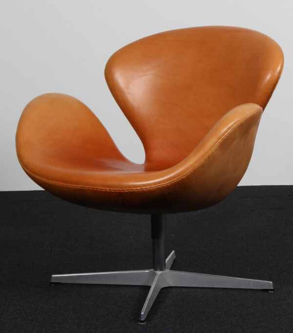 Arne Jacobsen. Svanen. Lænestol, model 3320. Patineret cognac læder