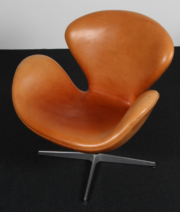 Arne Jacobsen. Svanen. Lænestol, model 3320. Patineret cognac læder - Billede 2