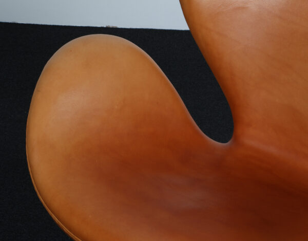 Arne Jacobsen. Svanen. Lænestol, model 3320. Patineret cognac læder - Billede 8