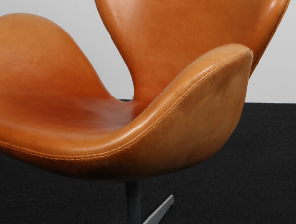 Arne Jacobsen. Svanen. Lænestol, model 3320. Patineret cognac læder - Billede 7