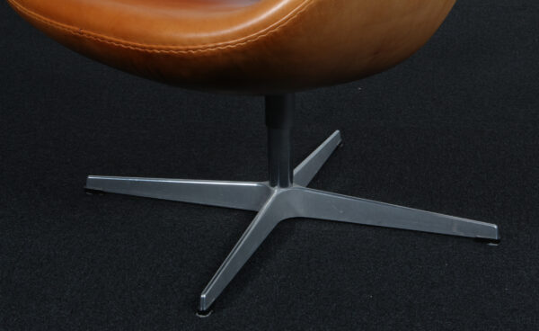 Arne Jacobsen. Svanen. Lænestol, model 3320. Patineret cognac læder - Billede 6