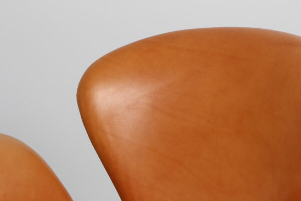 Arne Jacobsen. Svanen. Lænestol, model 3320. Patineret cognac læder - Billede 5