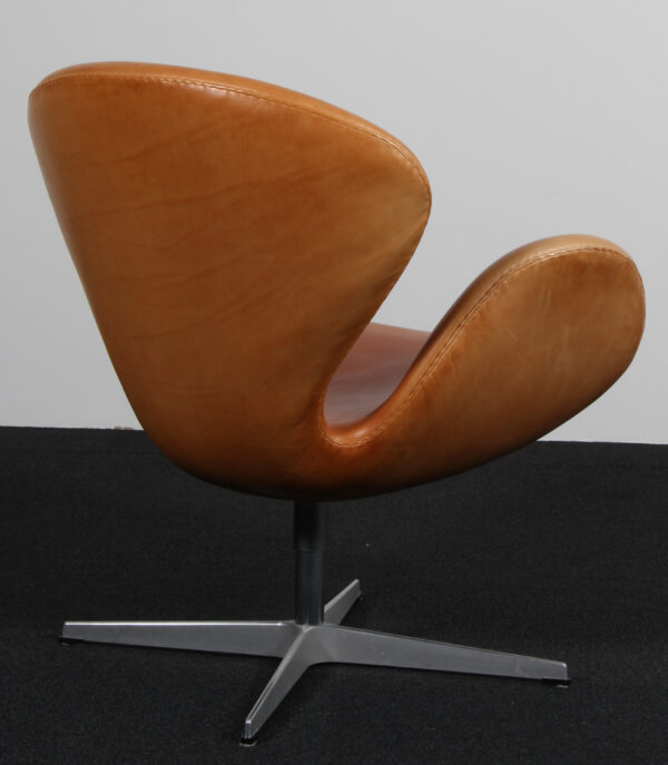 Arne Jacobsen. Svanen. Lænestol, model 3320. Patineret cognac læder - Billede 4