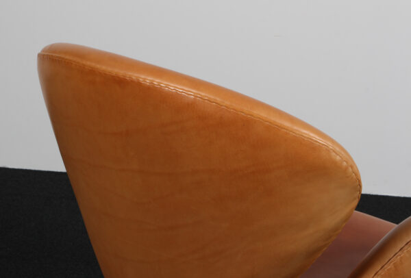 Arne Jacobsen. Svanen. Lænestol, model 3320. Patineret cognac læder - Billede 3