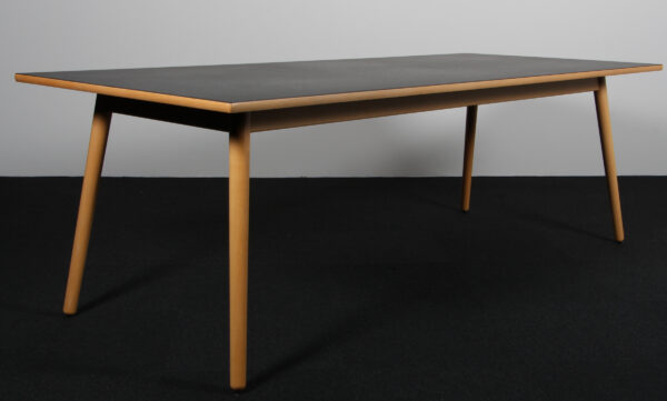Poul M. Volther spisebord af bøg og linoleum. M/ Plader. Model C35C