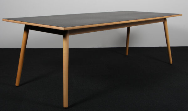 Poul M. Volther spisebord af bøg og linoleum.  Model C35C