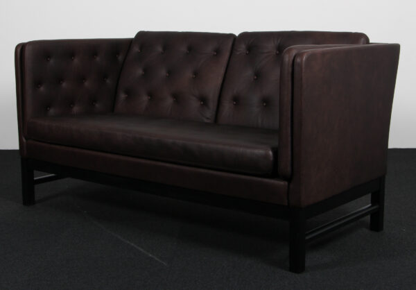 Erik Jørgensen to personers sofa, model EJ315, nybetrukket