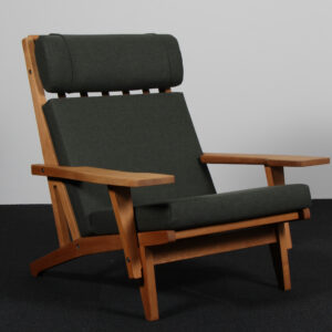 Hans J. Wegner højrygget lænestol model GE375, sæbebehandlet eg og uld