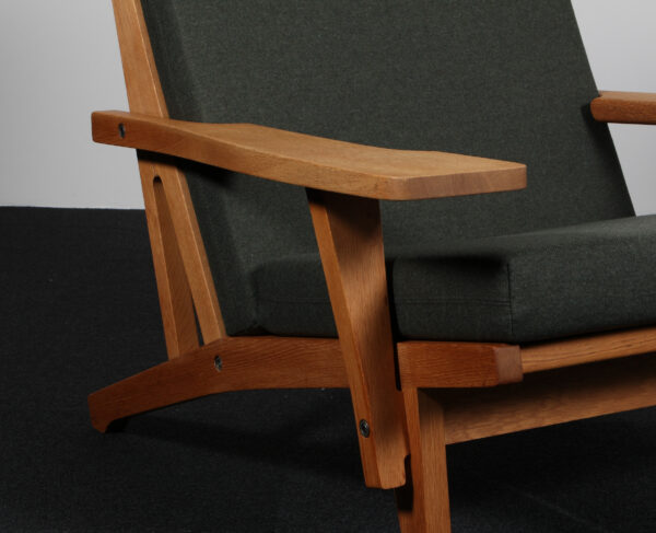 Hans J. Wegner højrygget lænestol model GE375, sæbebehandlet eg og uld - Billede 5