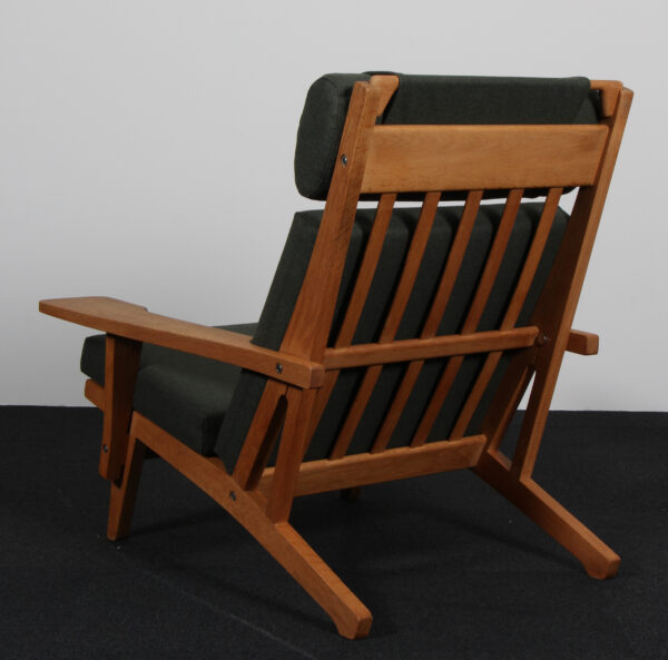 Hans J. Wegner højrygget lænestol model GE375, sæbebehandlet eg og uld - Billede 2