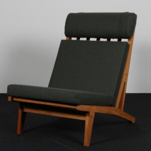 Hans J. Wegner højrygget lænestol model GE375, eg og Uld