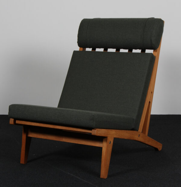 Hans J. Wegner højrygget lænestol model GE375, eg og Uld