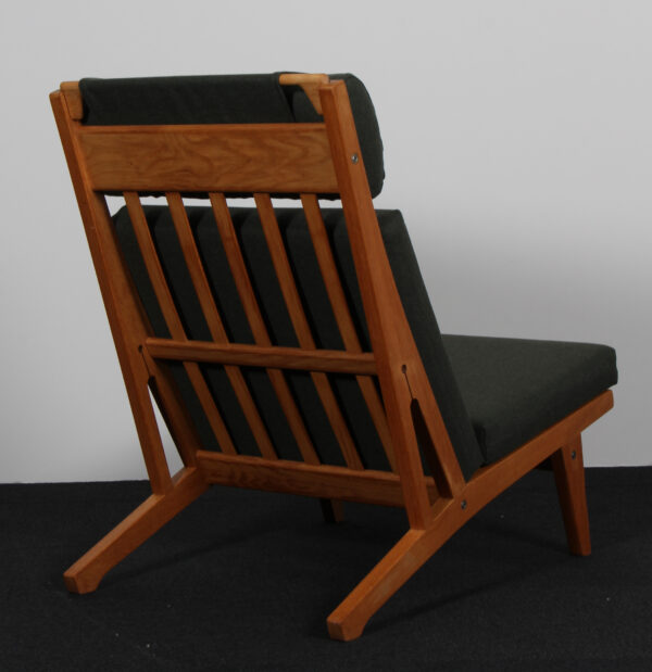 Hans J. Wegner højrygget lænestol model GE375, eg og Uld - Billede 3