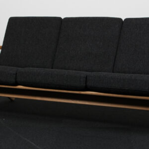 Hans J. Wegner tre personers sofa model GE-290/3. Hallingdal, 2019