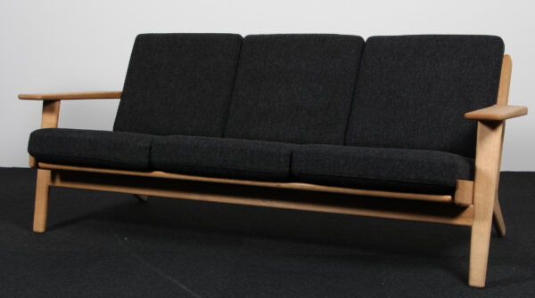 Hans J. Wegner tre personers sofa model GE-290/3. Hallingdal, 2019