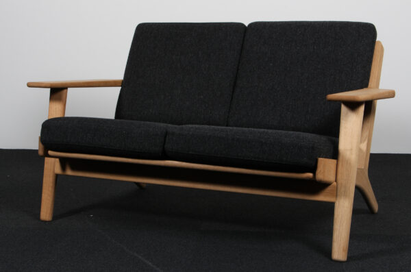 Hans J. Wegner to personers sofa model GE-290/2. Hallingdal, 2019