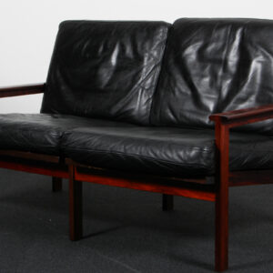 Illum Wikkelsø to personers sofa læder og palisander. Model Capella