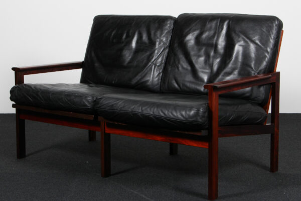 Illum Wikkelsø to personers sofa læder og palisander. Model Capella
