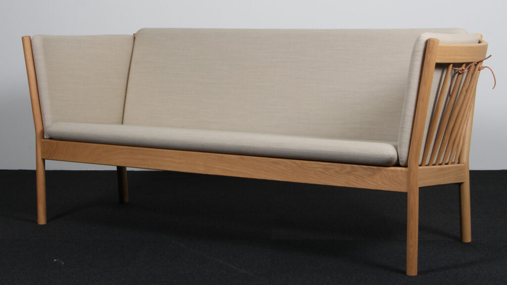 Erik Ole Jørgensen tre personers sofa, model J149. Eg