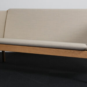 Erik Ole Jørgensen tre personers sofa, model J149. Eg