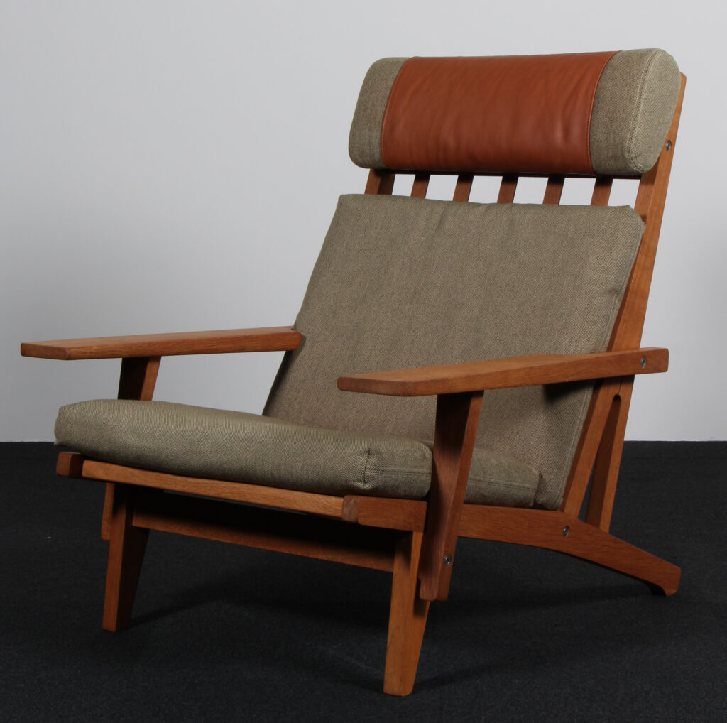 Hans J. Wegner højrygget lænestol model GE375, olieret eg. Tidlig model