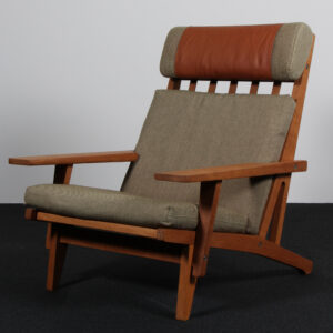 Hans J. Wegner højrygget lænestol model GE375, olieret eg. Tidlig model