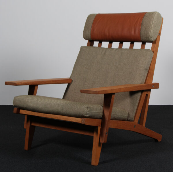 Hans J. Wegner højrygget lænestol model GE375, olieret eg. Tidlig model