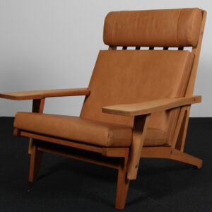 Hans J. Wegner højrygget lænestol model GE375, sæbebehandlet eg og Anilin læder