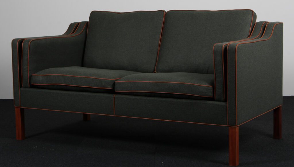 Børge Mogensen. Fritstående to pers. sofa, model 2212. Nybetrukket