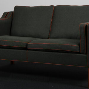 Børge Mogensen. Fritstående to pers. sofa, model 2212. Nybetrukket