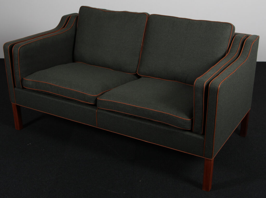 Børge Mogensen. Fritstående to pers. sofa, model 2212. Nybetrukket - Billede 2