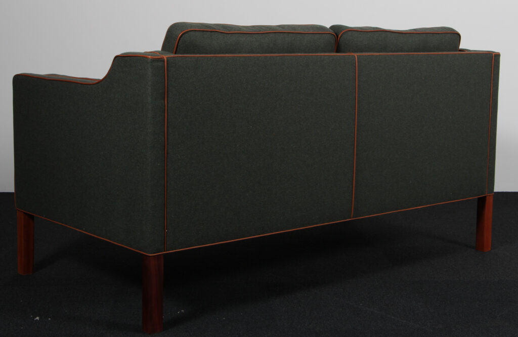 Børge Mogensen. Fritstående to pers. sofa, model 2212. Nybetrukket - Billede 4