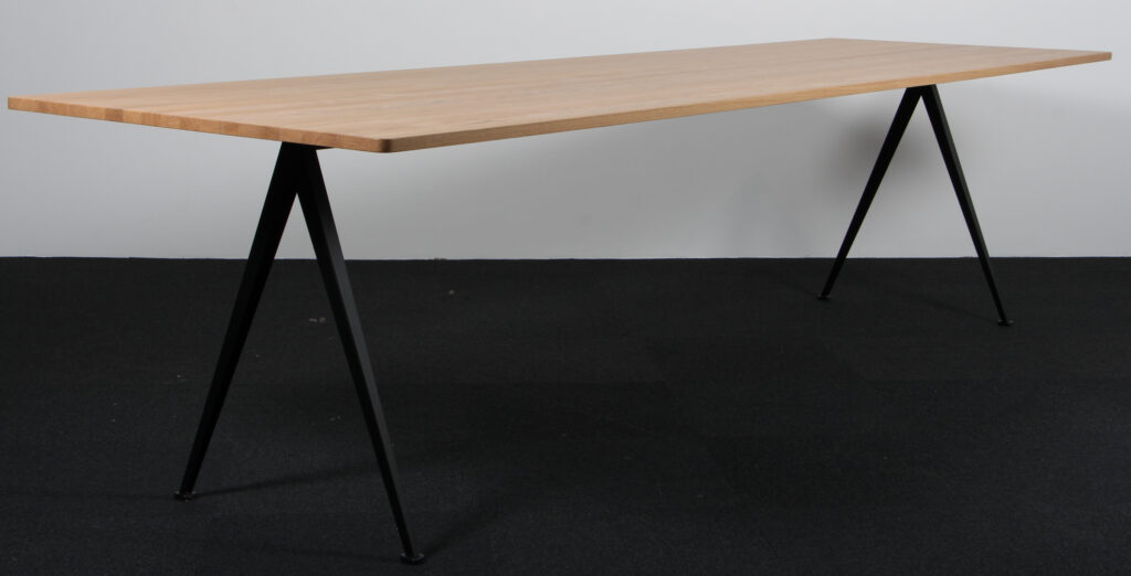 Hay spisebord af massiv eg, model Pyramide.