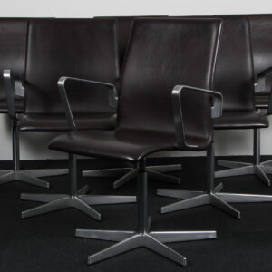 Arne Jacobsen Oxford armstol, Brown Label, Original betrukket