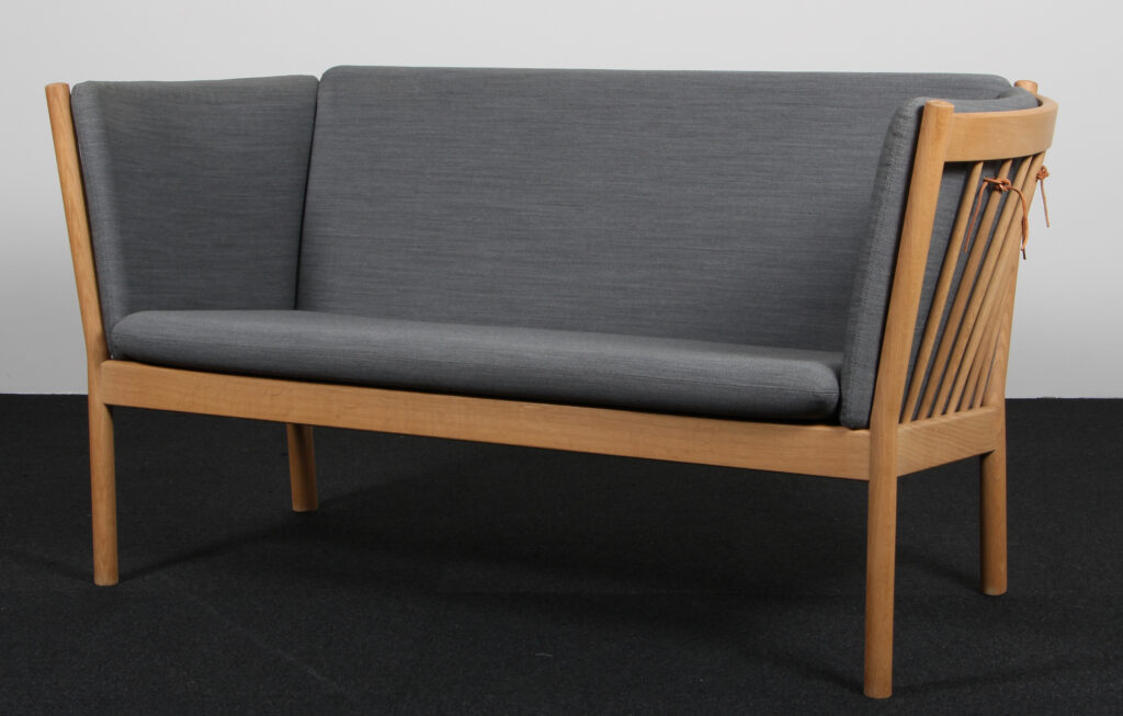 Erik Ole Jørgensen to personers sofa, model J149. Eg