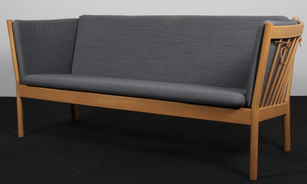 Erik Ole Jørgensen tre personers sofa, model J149. Eg
