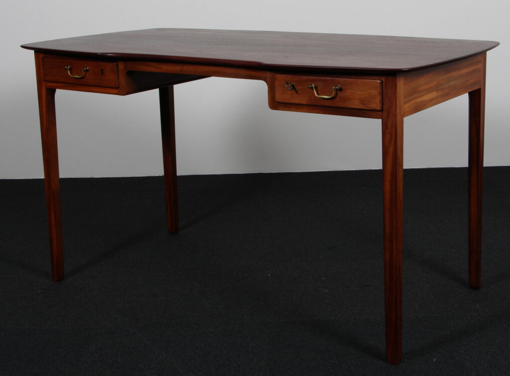 Ole Wanscher for AJ Iversen. Skrivebord af massiv mahogni. 1940'erne